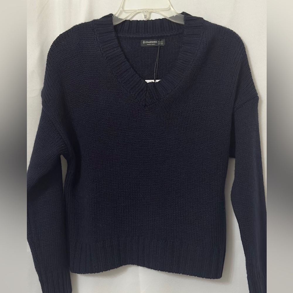 Stradivarius NWT was the Classic navy blue V-Neck Sweater pit to pit 19 (mix50)